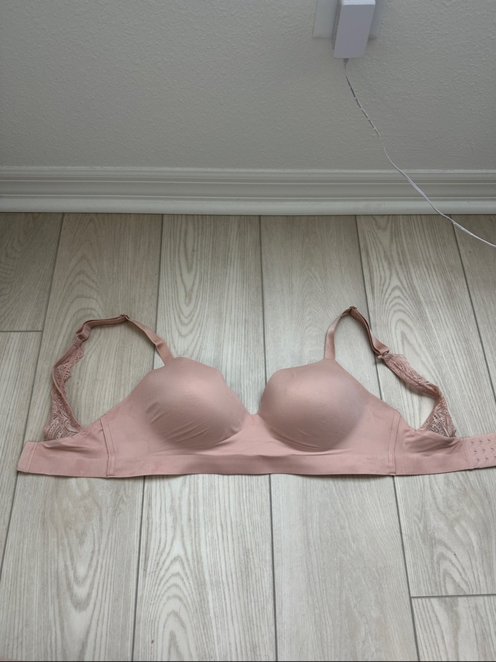 Soma Wireless 34DD Lace Back Adjustable Bra